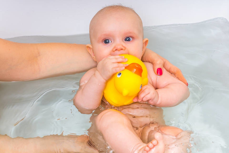 夏天到了,孩子却不爱洗澡?3招,教会家长养出爱干净的宝宝