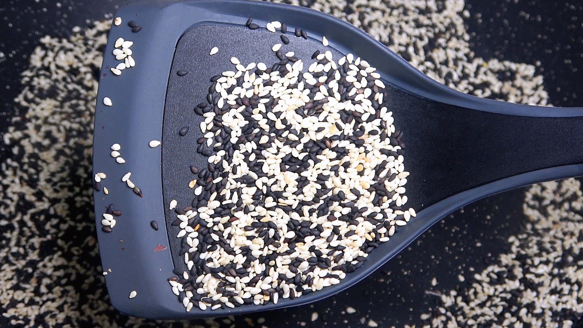 芝麻花生糖不用买,大厨教你在家做,简单易学,香甜酥脆不发硬