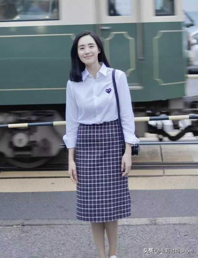 王智灰色西装短裙,王智露腿