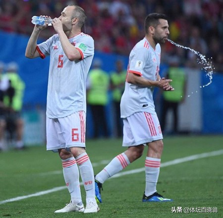 为什么球员喝了水要吐出来,为什么球员喝水吐了