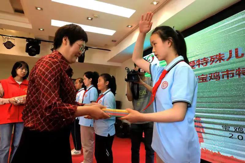 宝鸡志愿者为特殊儿童送去节日礼物