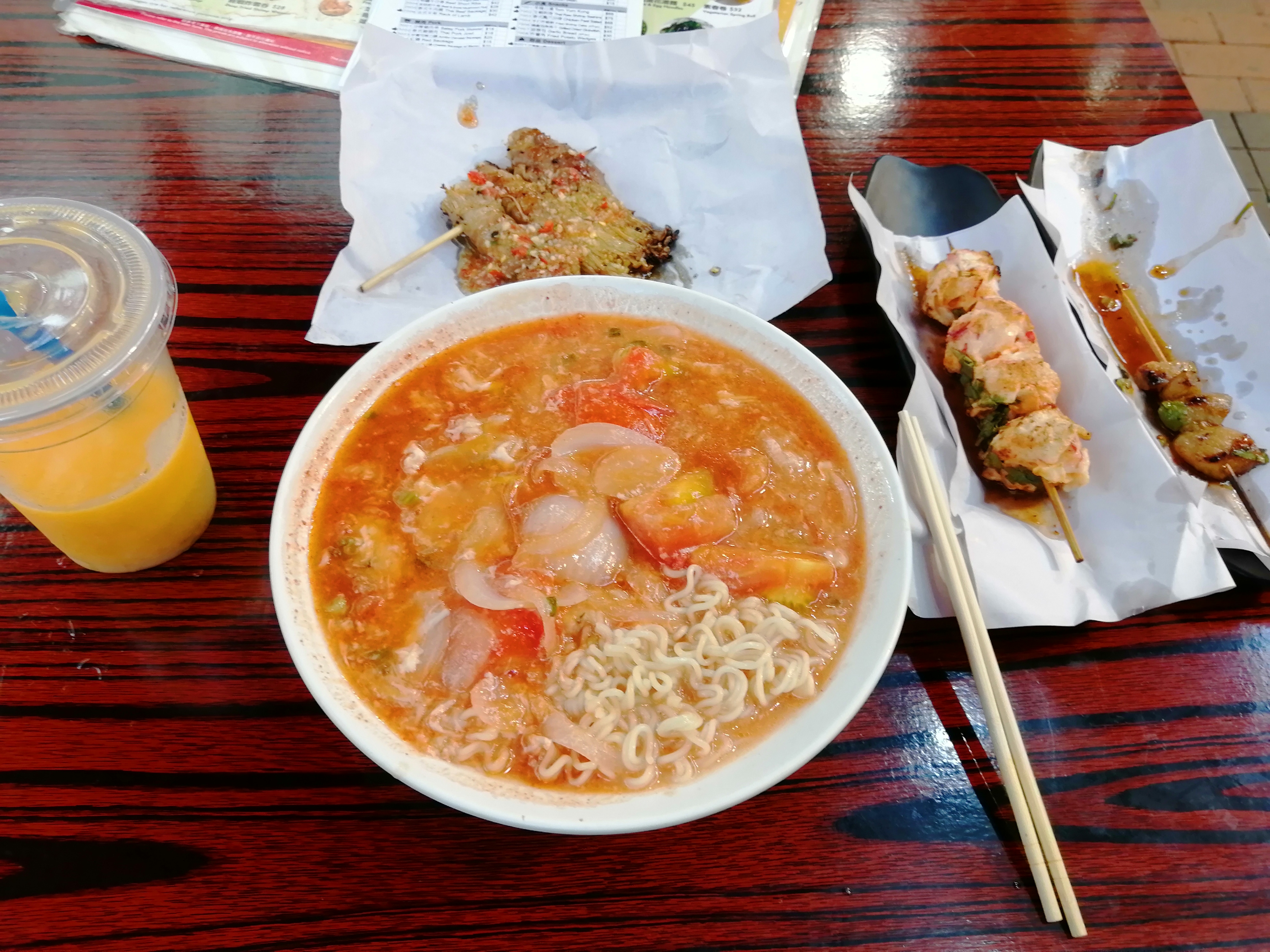 七月初香港游初印象-钓鱼的老人、性感的西方女游客、绘画的小孩