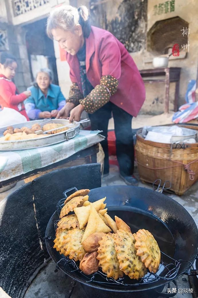 这个古镇好奇怪，门前放元宝，商号大门开洞，城隍爷与关二爷作伴