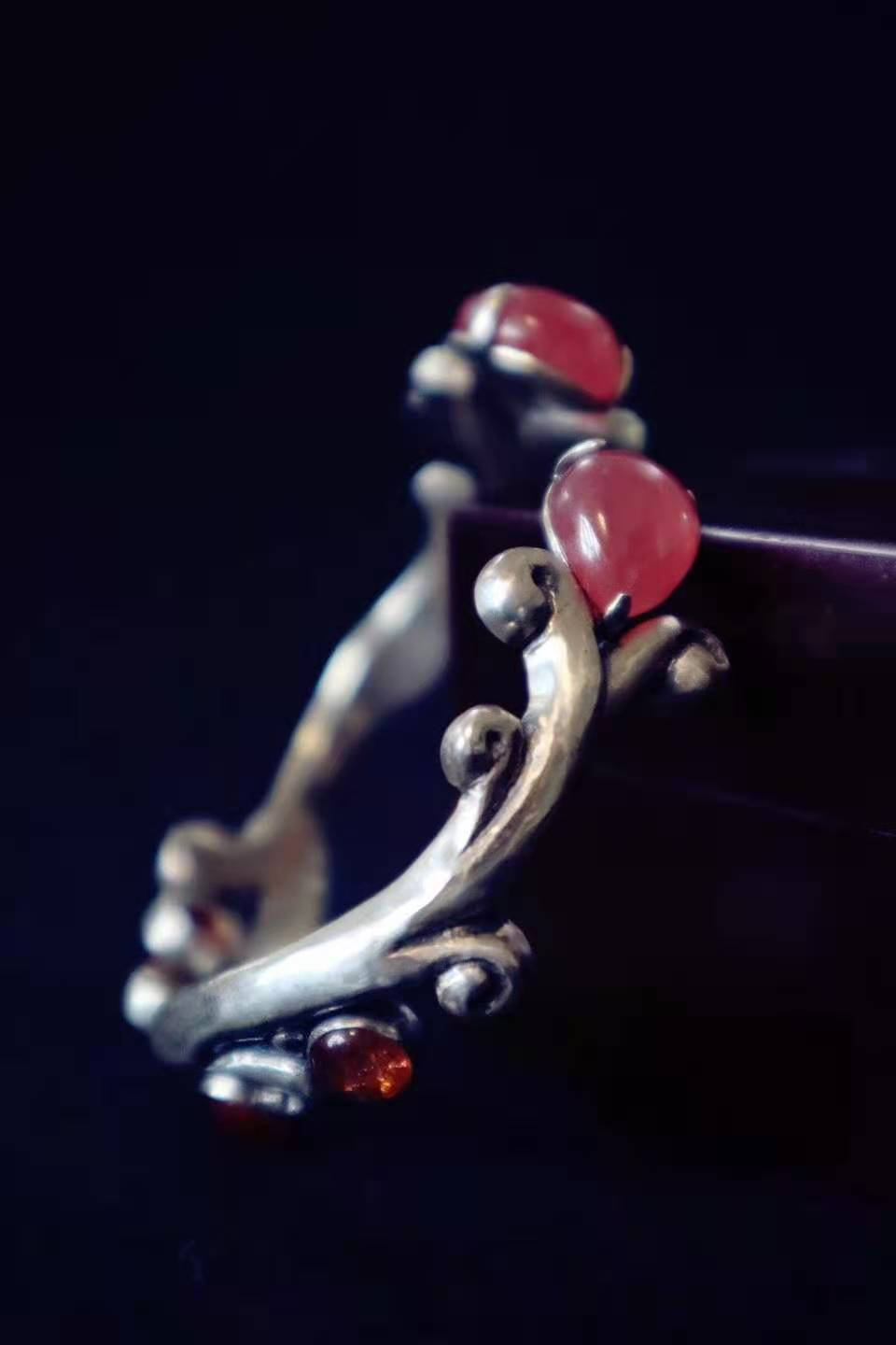 白底青手镯适合多大年纪戴,小圆条手镯适合什么年纪的人