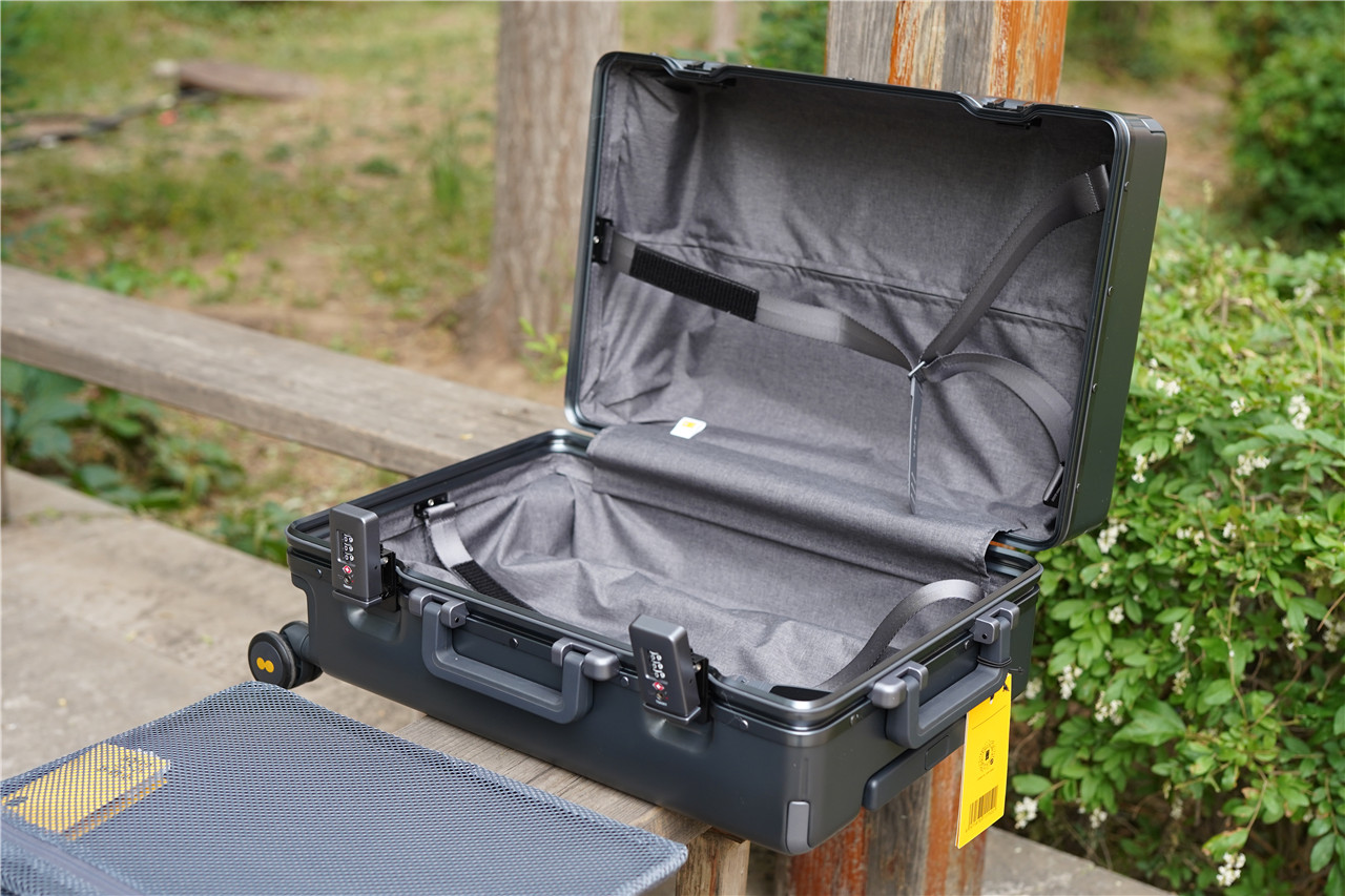 地平线8号行李箱24寸能装多少东西,行李箱推荐地平线8号