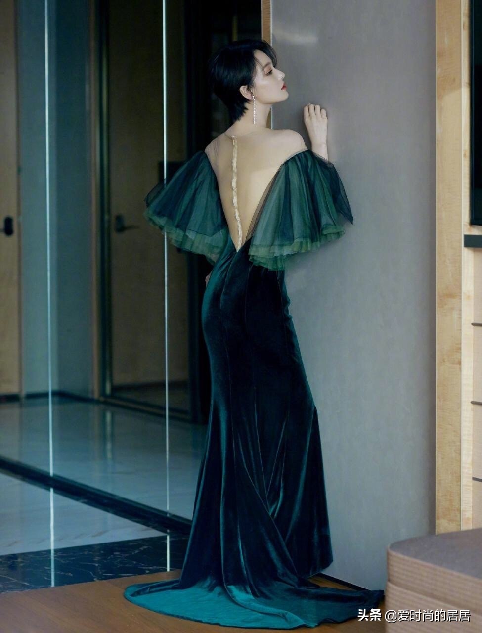 张馨予短发西装出镜颜值高吗,张馨予黑西装看秀照片