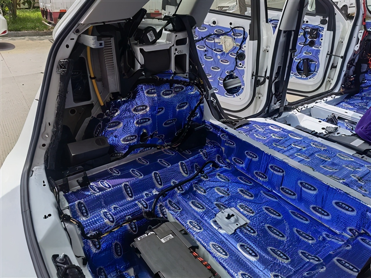 奥迪q5音响改装三分频,奥迪q5改装顶级音响案例视频