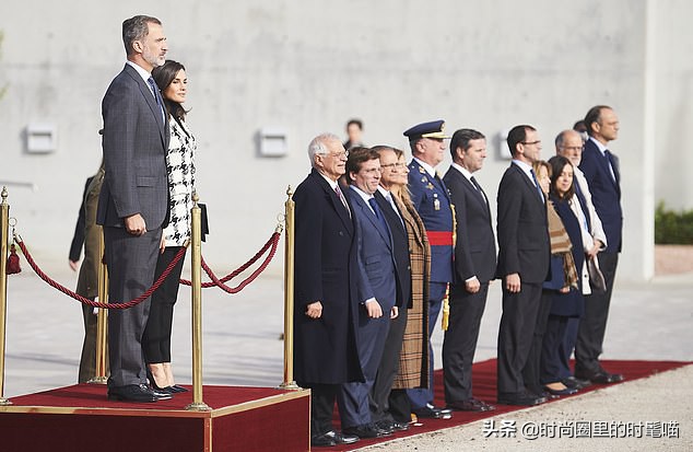 西班牙王后穿红西装美得张扬,西班牙皇后穿卡其蓝西装