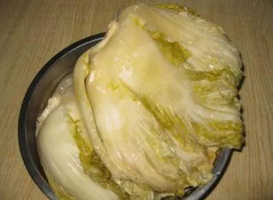玻璃泡菜坛腌酸菜,泡菜缸里泡老坛酸菜