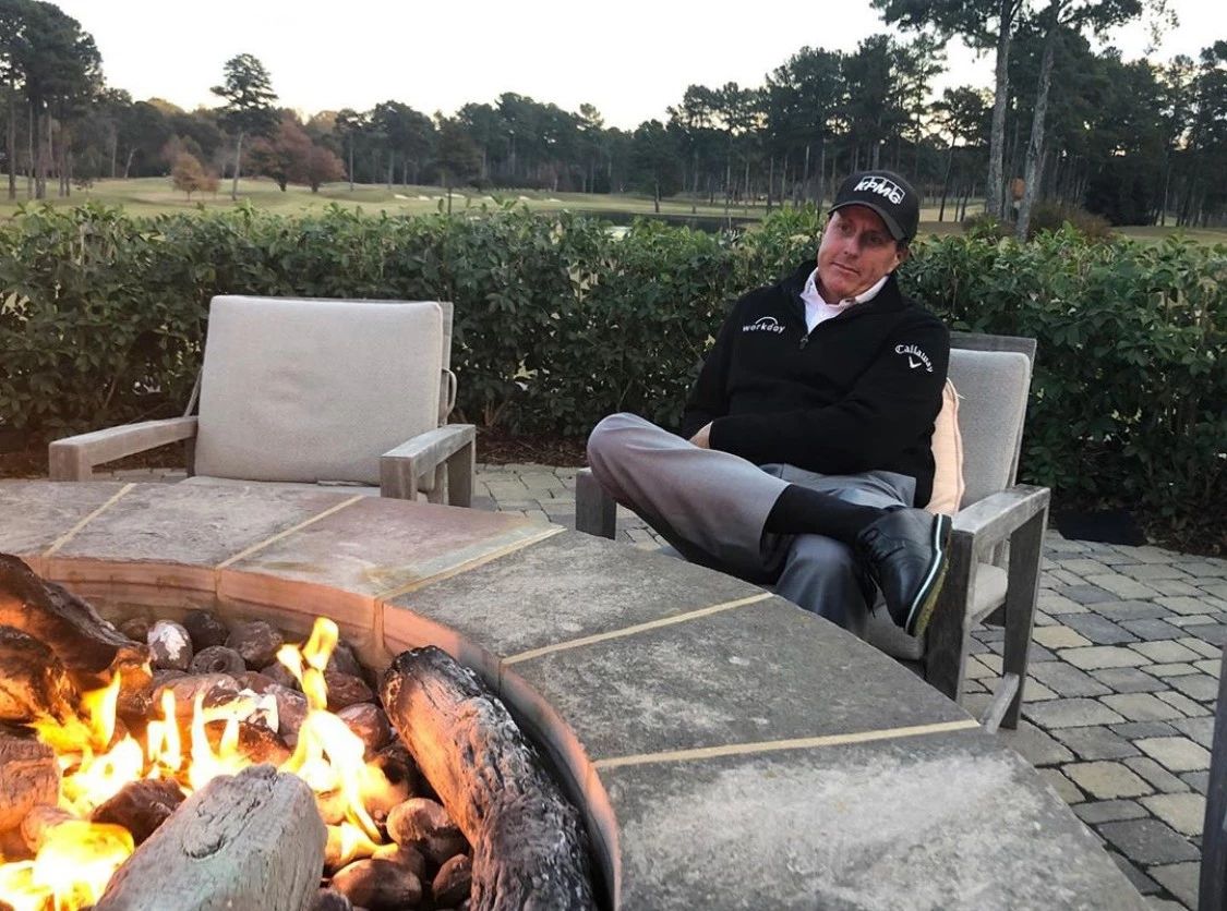 白老虎关天朗赢冠军;独臂长者一杆进洞:“福勒大叔”变装球童