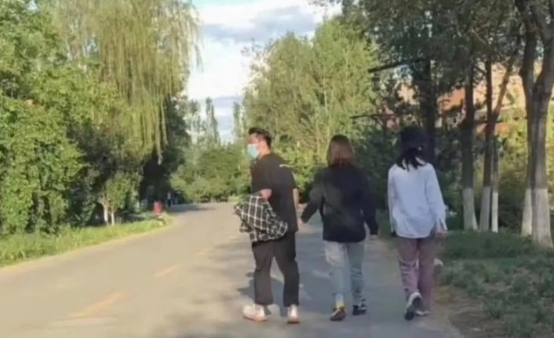 郑恺苗苗夫妻合体参加跑男,郑恺苗苗机场秀恩爱视频