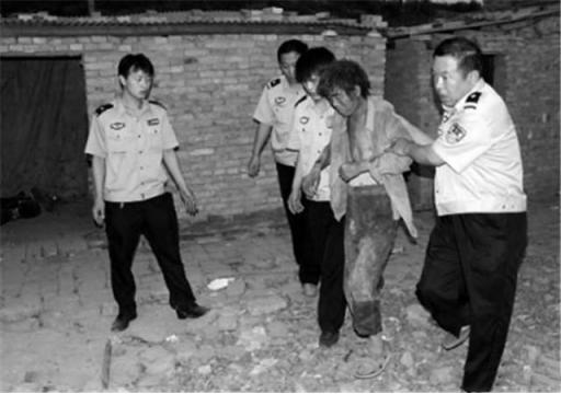 他伪装智障，冒死进黑窑解救30多人，因为他，黑煤矿得到有力打击