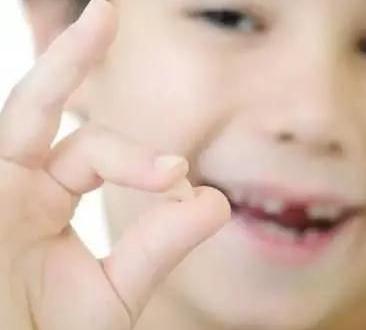 上牙埋地下，下牙扔房顶，孩子乳牙掉了别再这么做了