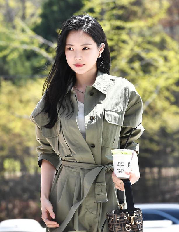 孙娜恩夏天穿搭,孙娜恩穿白衣