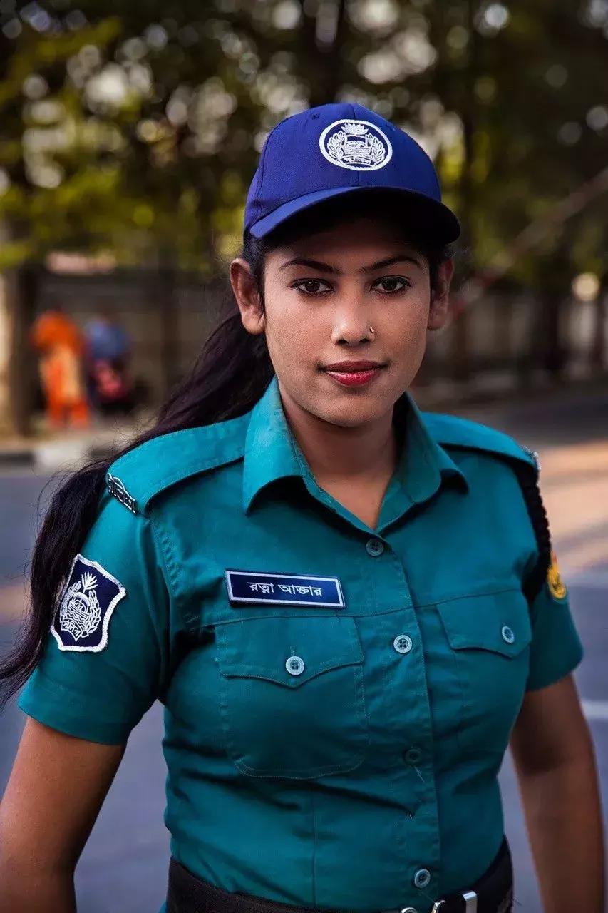 她拍了2000位美女，打*网破**红脸审美：这样的美人，流水线生产不出