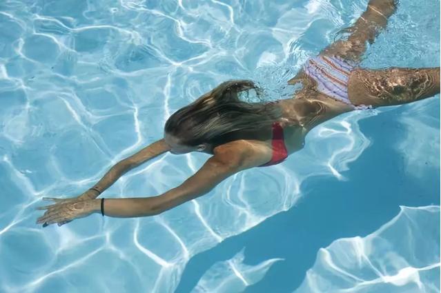 游泳怕水怎么办视频,游泳怕水浮不起来怎么办