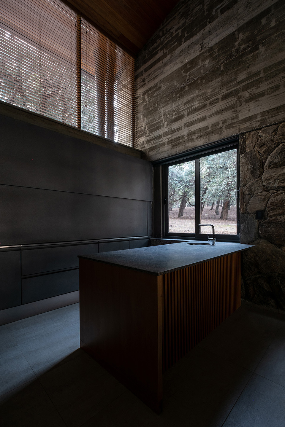 顺应场地高差,面向湖景:这个住宅看起来旧旧的,内部却光影斑驳