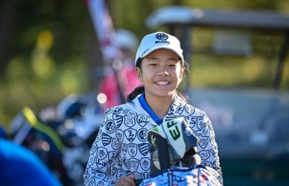 刘国梁爱女首获高尔夫世界冠军,刘国梁陪女儿打高尔夫的历程