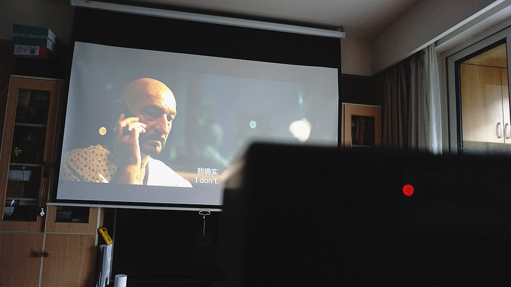 客厅用投影仪代替电视机好不好,客厅电视机和投影仪