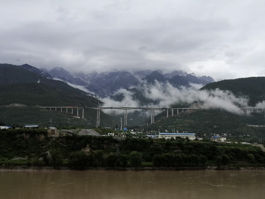 （二）虎跳峡：激越铿锵的震撼大片