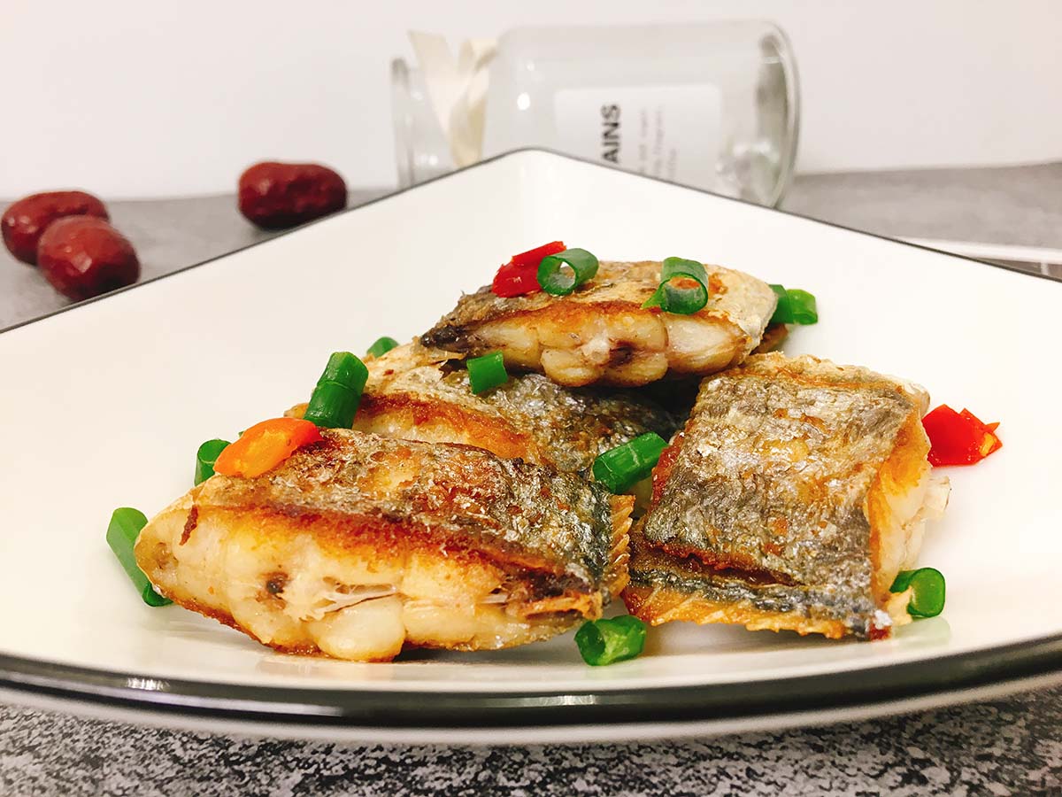 带鱼煎之前怎么处理不腥还不粘锅,干煎带鱼怎么外脆里嫩