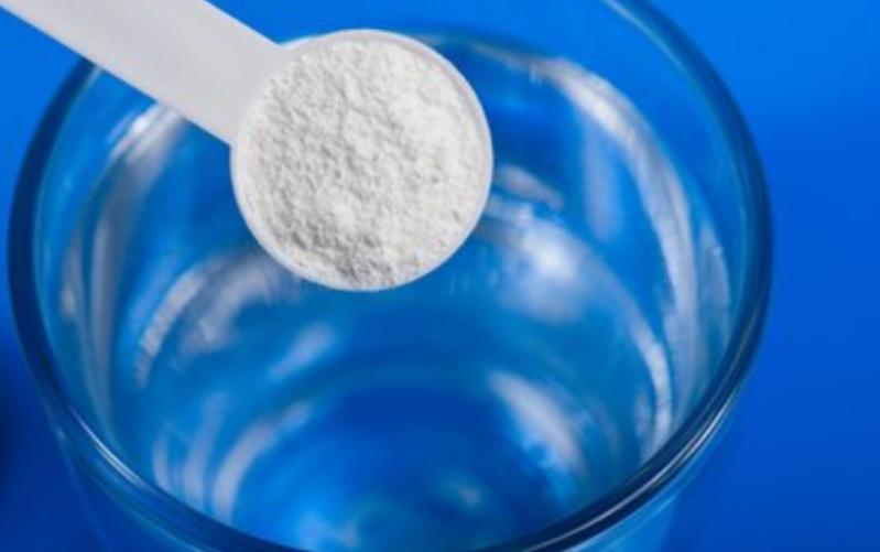 小狗尿出来黄绿色的,小狗吐黄绿色的水怎么办