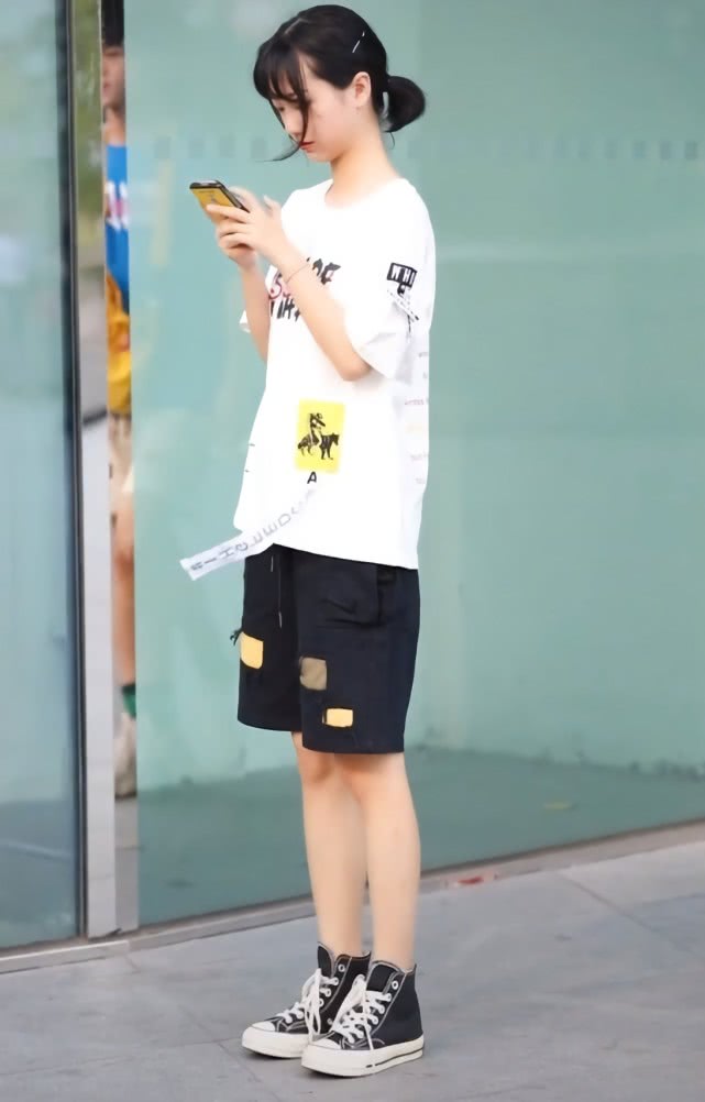 最近很火的一对情侣街拍,街拍情侣最萌身高差穿搭