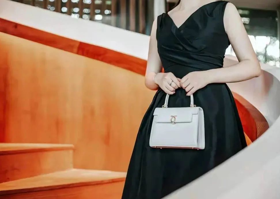 英国女王拿过的包包,英国伊丽莎白女王二世包包