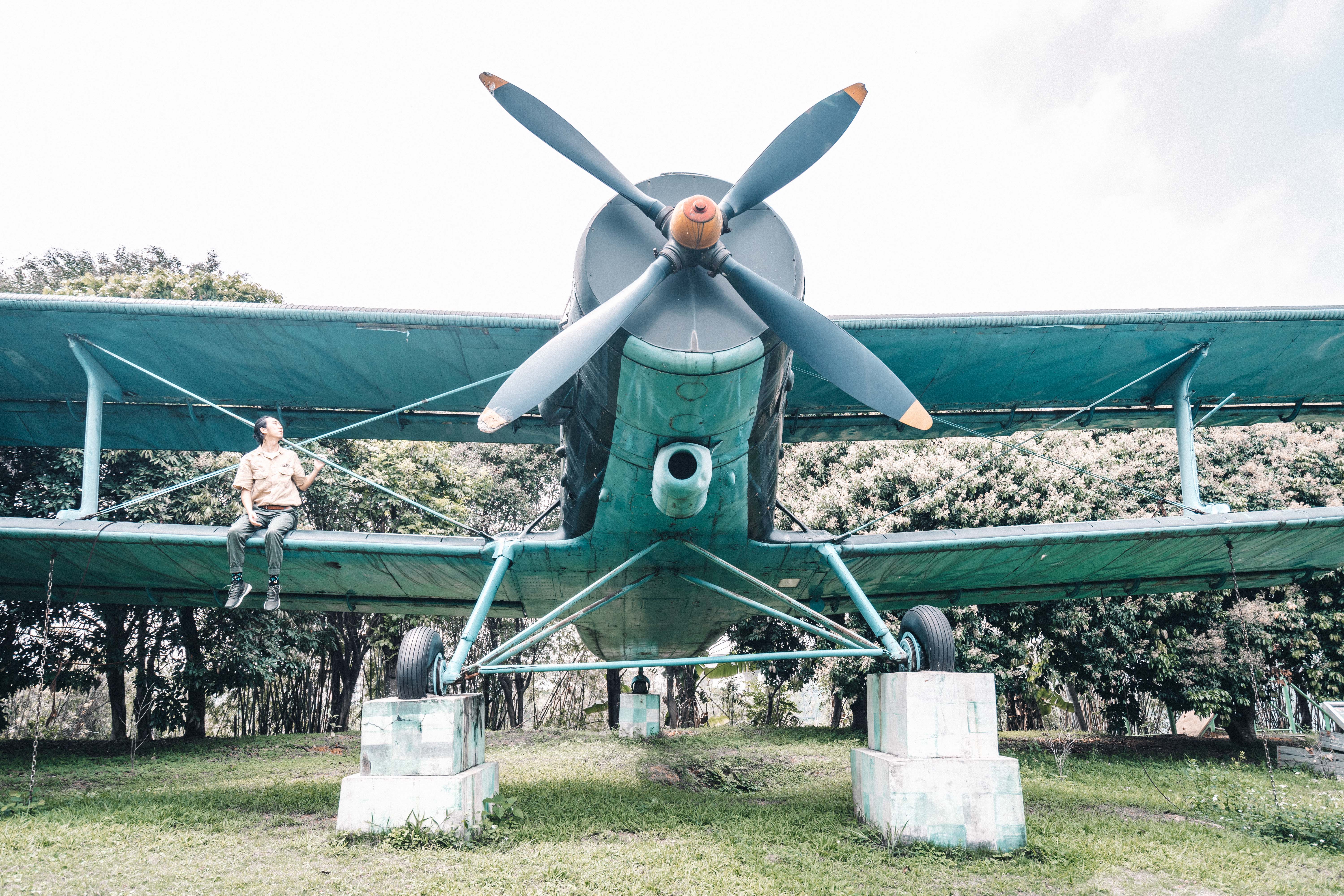 广州山林里面发现一架废弃的飞机,广东深山里的隐藏飞机
