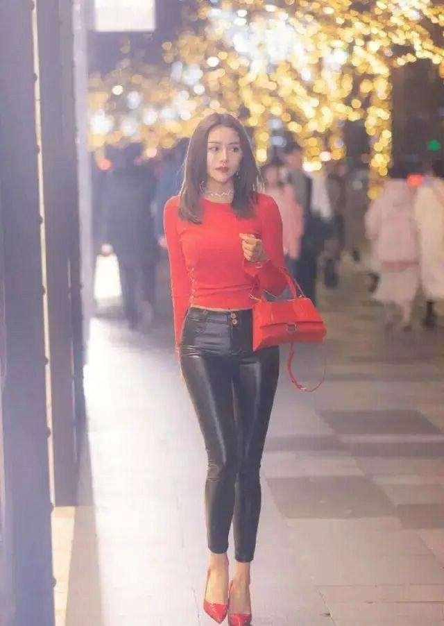 穿搭打底裤尽显时尚美感,复古蓝牛仔裤吸睛穿搭