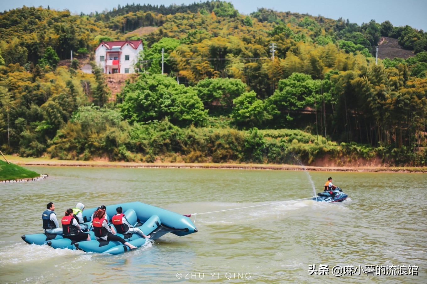 安吉有座国内最长的玻璃漂流滑道，藏在森林中，落差高达380米