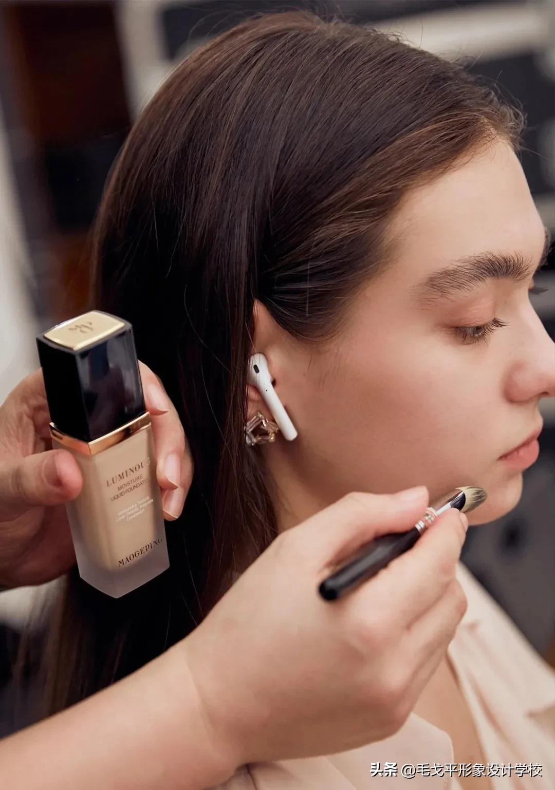 化妆师就业前景和方向容易学嘛,自学化妆就业方向及前景