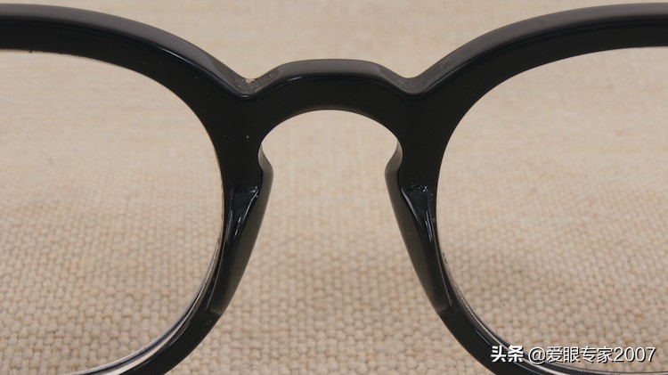 板材眼镜鼻托掉了怎么配,板材眼镜鼻托如何卸下来
