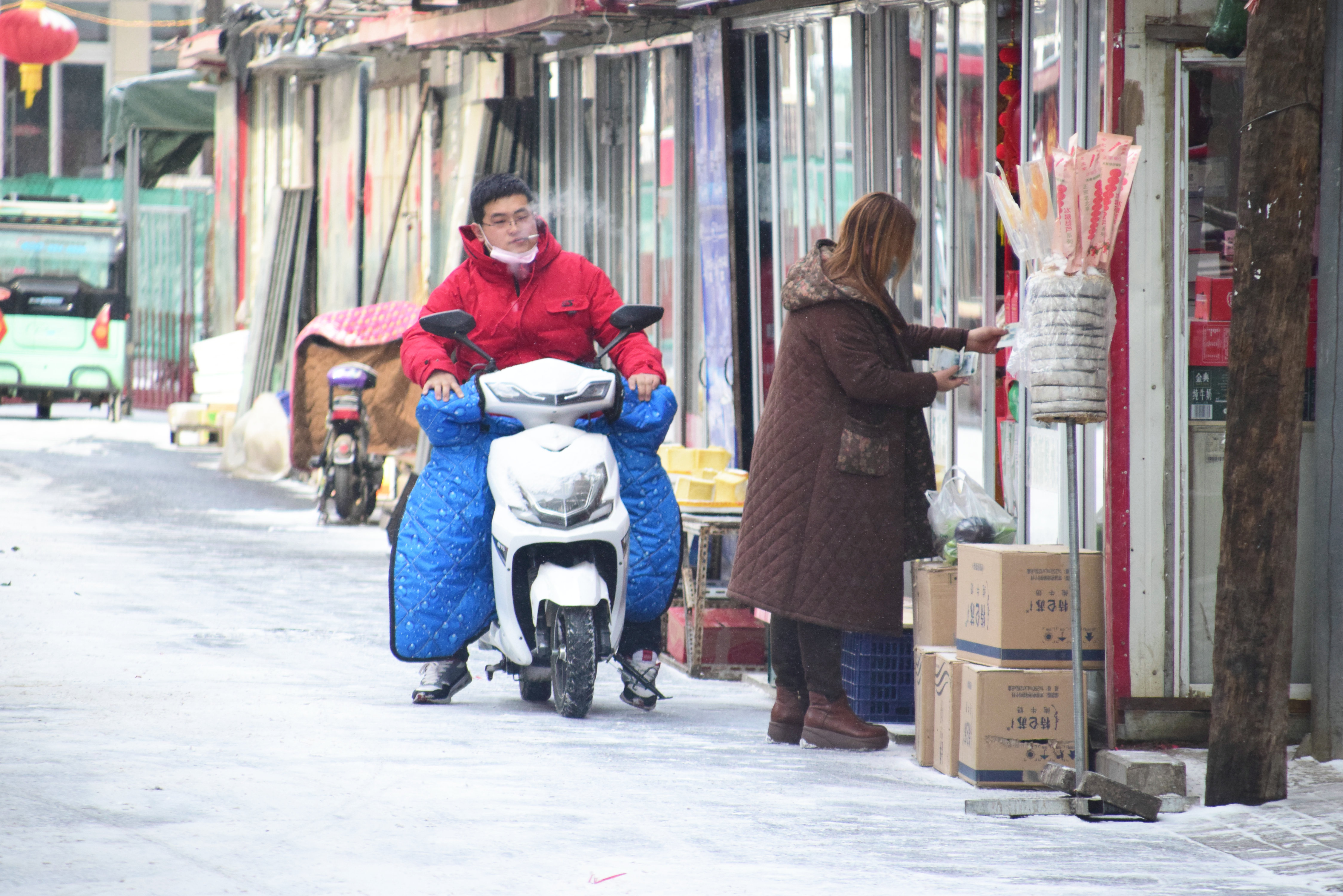 日伪时期一家瘟死俩儿子，老爹急红了眼，抄起碾棍去庙里打阎王爷