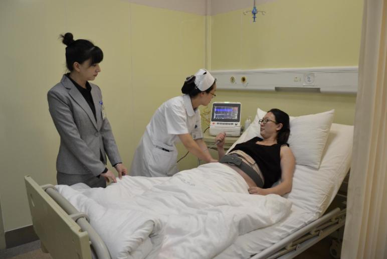 90后宝妈生下3胞胎,90后的宝妈生宝宝