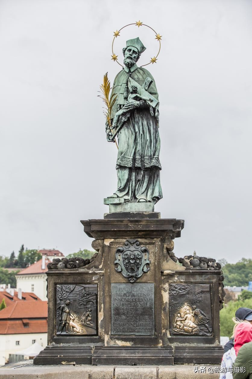 查理大桥雕塑作品介绍 (查理大桥的雕塑)