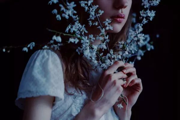 心碎到窒息的古风句子伤感,心疼到让人窒息心碎的句子