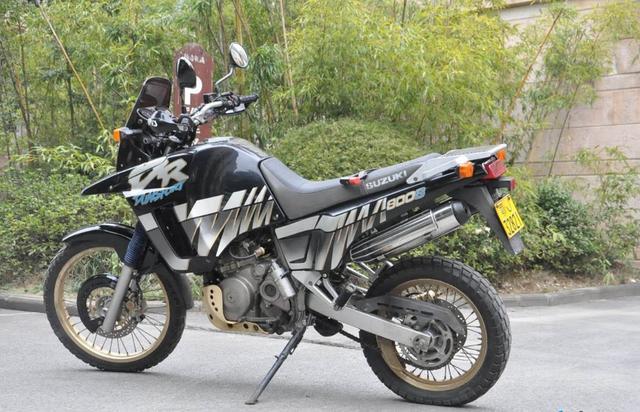 摩托车250双缸好还是单缸好,单缸摩托和双缸摩托车的优缺点