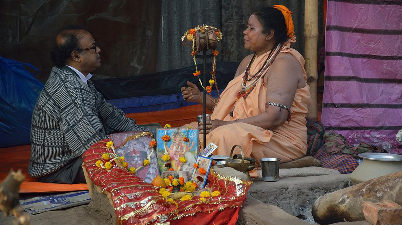 印度大叔为修行抛妻弃子,高举手臂46年,手臂都“干枯”了!