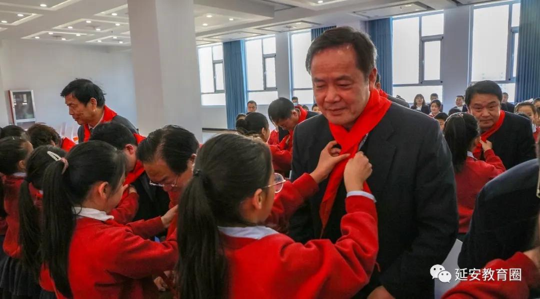 一群上海和延安的书画名家，今天走进了延安一所民办小学！