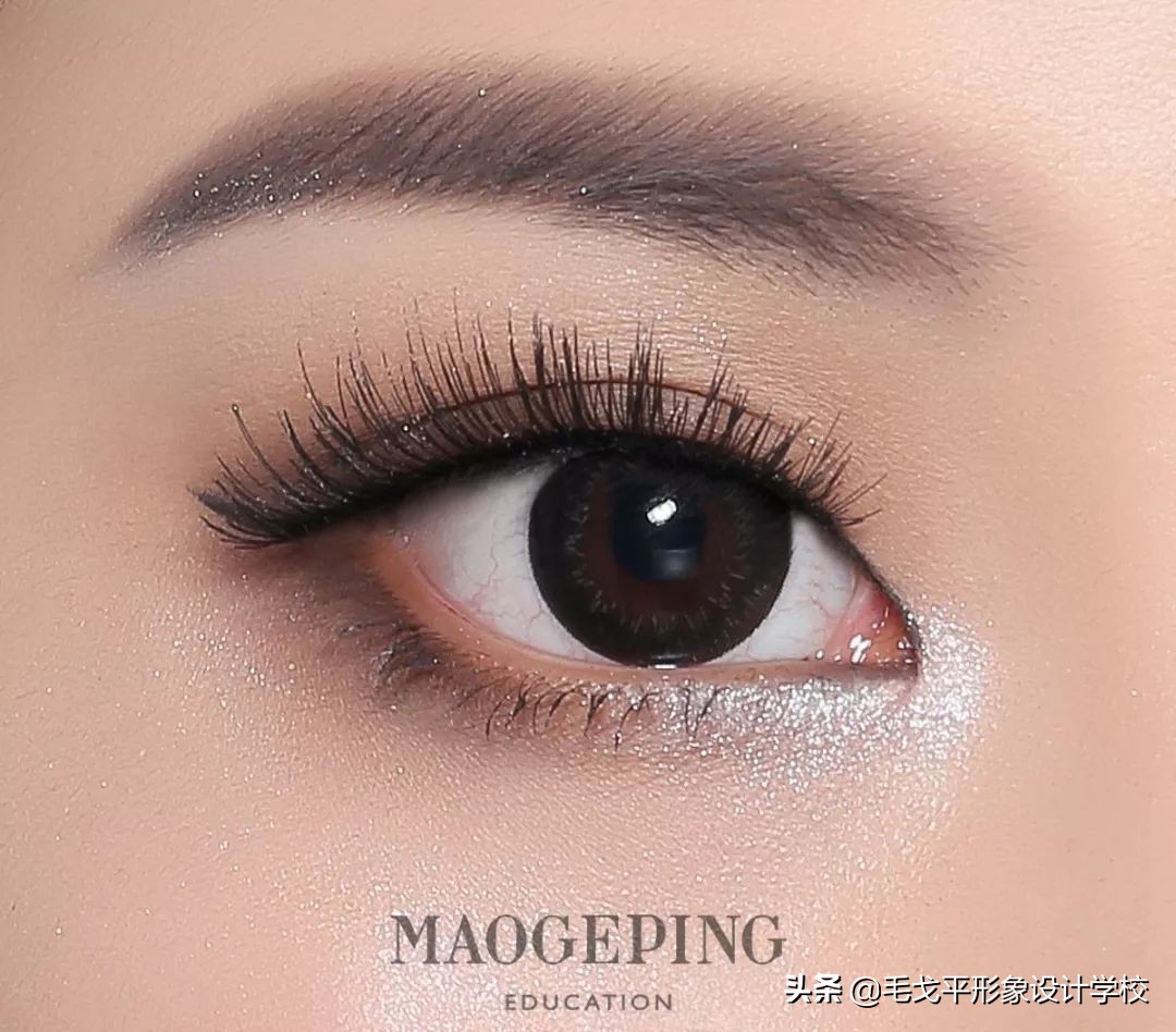 单眼皮不画眼线只画眼影好看吗,为何同样是单眼皮