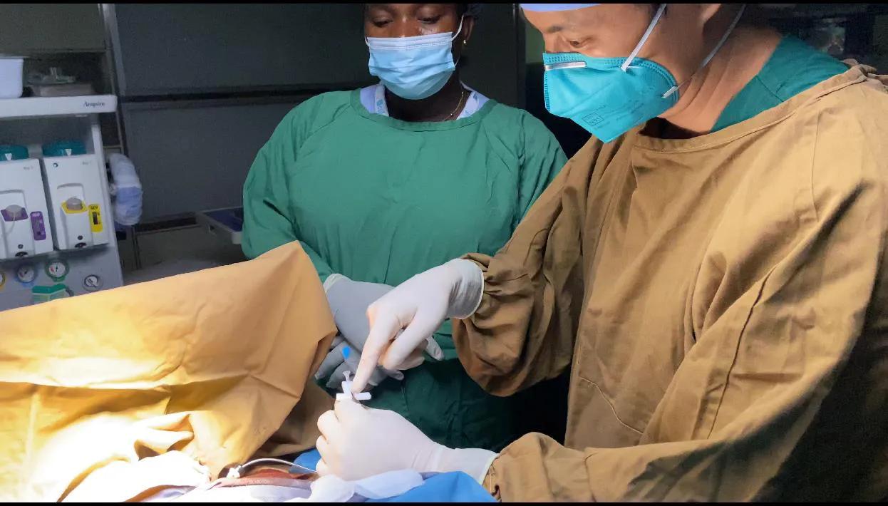 成医附院心内科援外医生完成圣普首例超声引导下永久心脏起搏器植入术