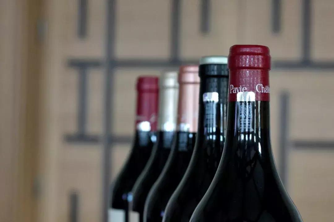 缠金丝网、特制酒标、芯片植入……葡萄酒防伪技术你见过几个？