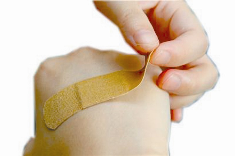 处理伤口要不要把伤口的肉剪掉,伤口缝合后的伤口处理