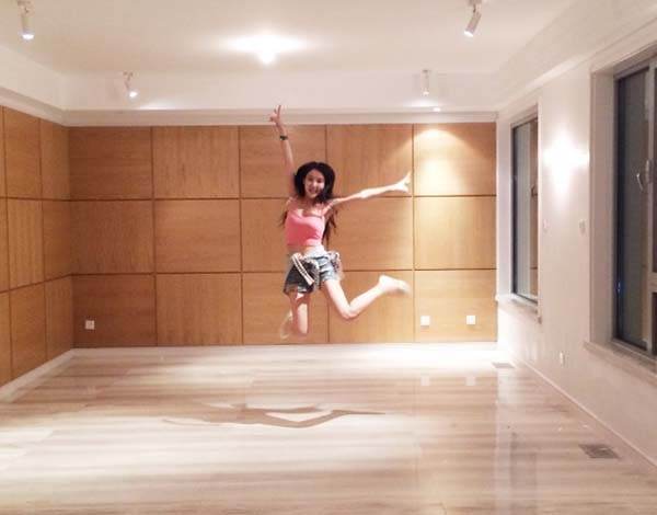 她肤白貌美，19岁开豪车，同时交往几十个男友，如今终于被抓了