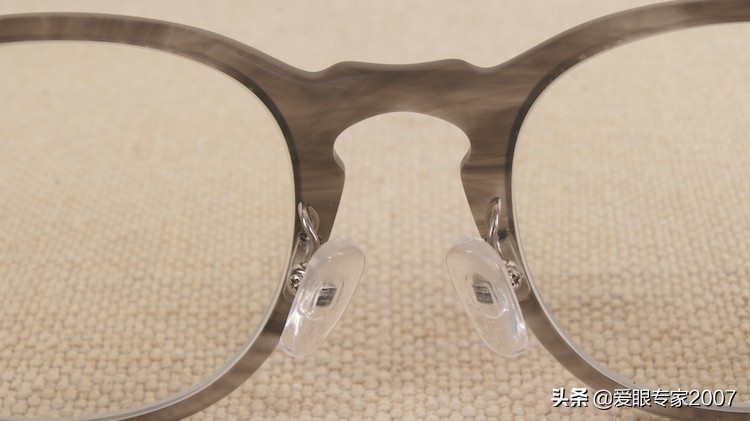 板材眼镜鼻托掉了怎么配,板材眼镜鼻托如何卸下来