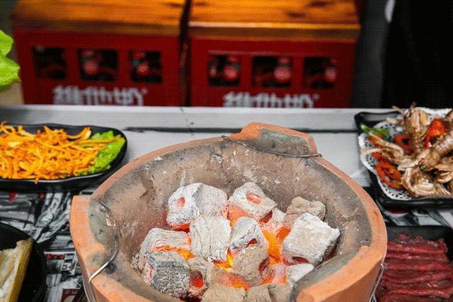 魔都惊现「2层楼小香港」,卖“蹦迪海鲜”!花胶鸡、6头鲍免费送