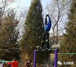 大爷单杠大回环摔下,北京大爷大妈单杠大回环原视频
