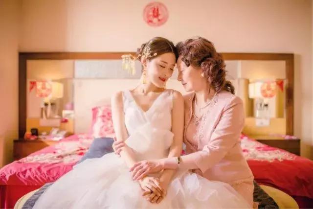 婚礼妈妈穿什么服装比较好看,婚礼上妈妈这样穿气场十足