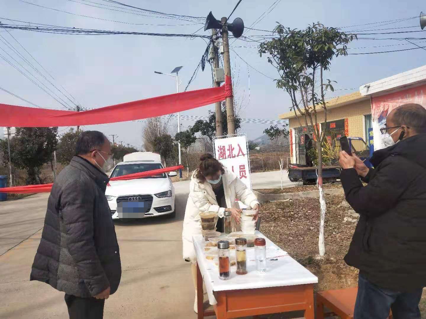 河南农妇自发给防疫人员送饭,青海美女给抗疫人员送饭